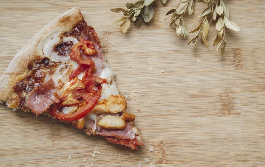 Trancio di pizza al metro su tagliere di legno allungato
