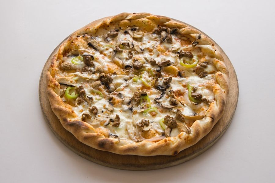 Pizza bianca senza pomodoro con mozzarella e funghi