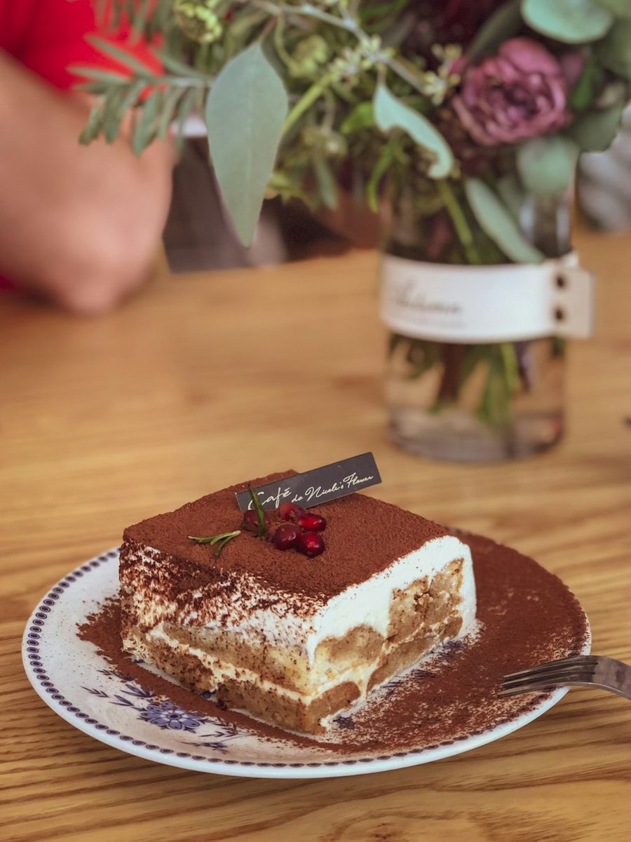 Fetta di tiramis&ugrave; servita nel piatto