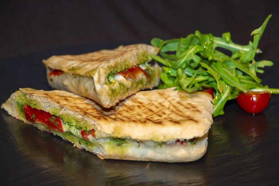 Panuozzo farcito e grigliato con rucola fresca