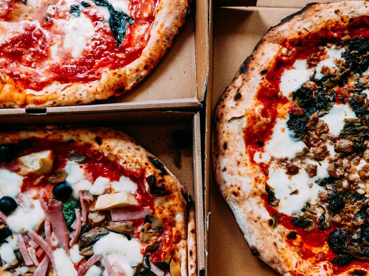 Pizze pronte nei cartoni per la consegna a domicilio